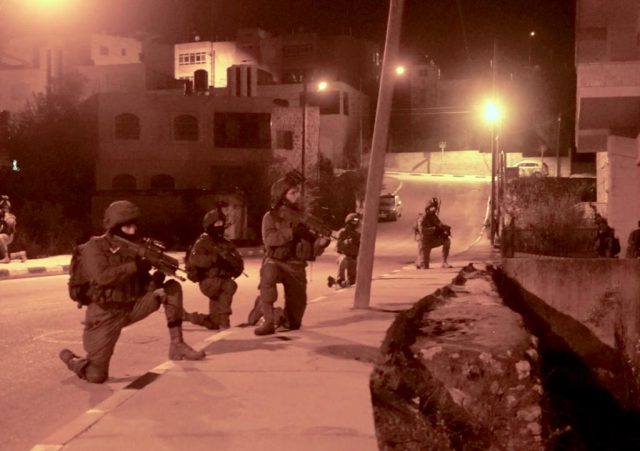 צה"ל פשט על יו"ש: עשרות מחבלי חמאס נעצרו. צפו
