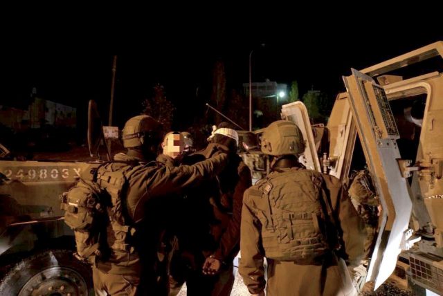 צה"ל פשט על יו"ש: עשרות מחבלי חמאס נעצרו. צפו