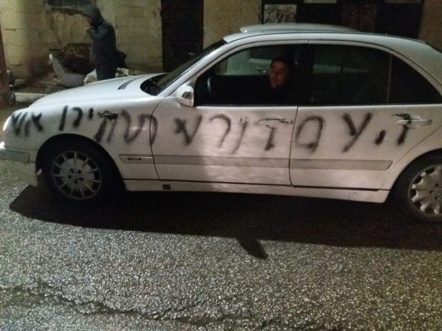 תיעוד: צעיר מנקב צמיגים ומרסס גרפיטי בבית חנינא