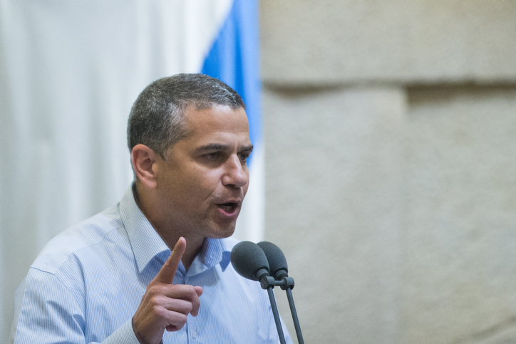 ינון מגל נגד ראש הממשלה נתניהו
