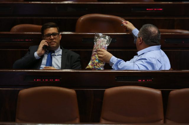 מחלקים סוכריות לפני שהולכים הביתה