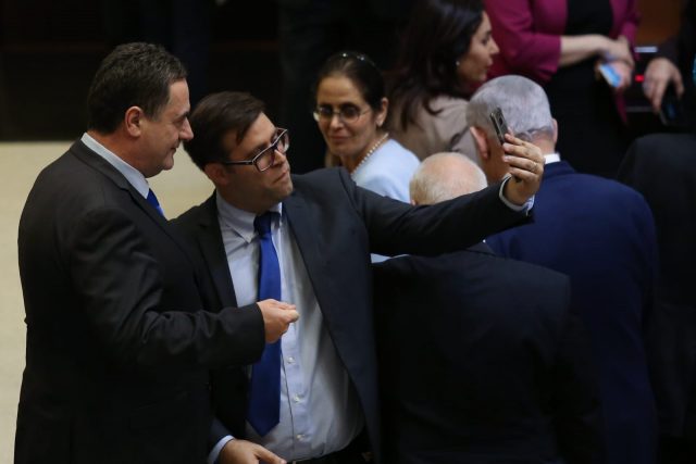 תיעוד אחרון: הח"כים בסלפי פרידה מהכנסת • גלריה