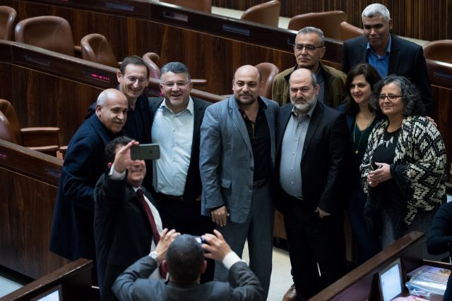 תיעוד אחרון: הח"כים בסלפי פרידה מהכנסת • גלריה
