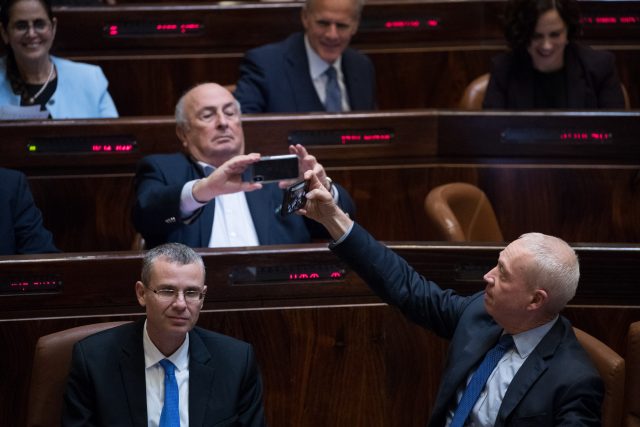 תיעוד אחרון: הח"כים בסלפי פרידה מהכנסת • גלריה