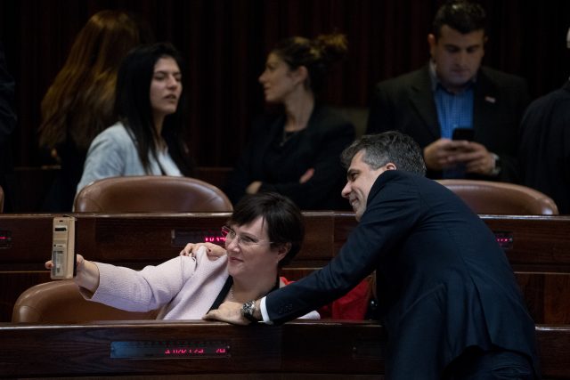 תיעוד אחרון: הח"כים בסלפי פרידה מהכנסת • גלריה