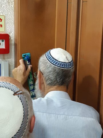 הרב אלישע, זצ"ל- קובע מזוזה בביה"כ החדש בניצן