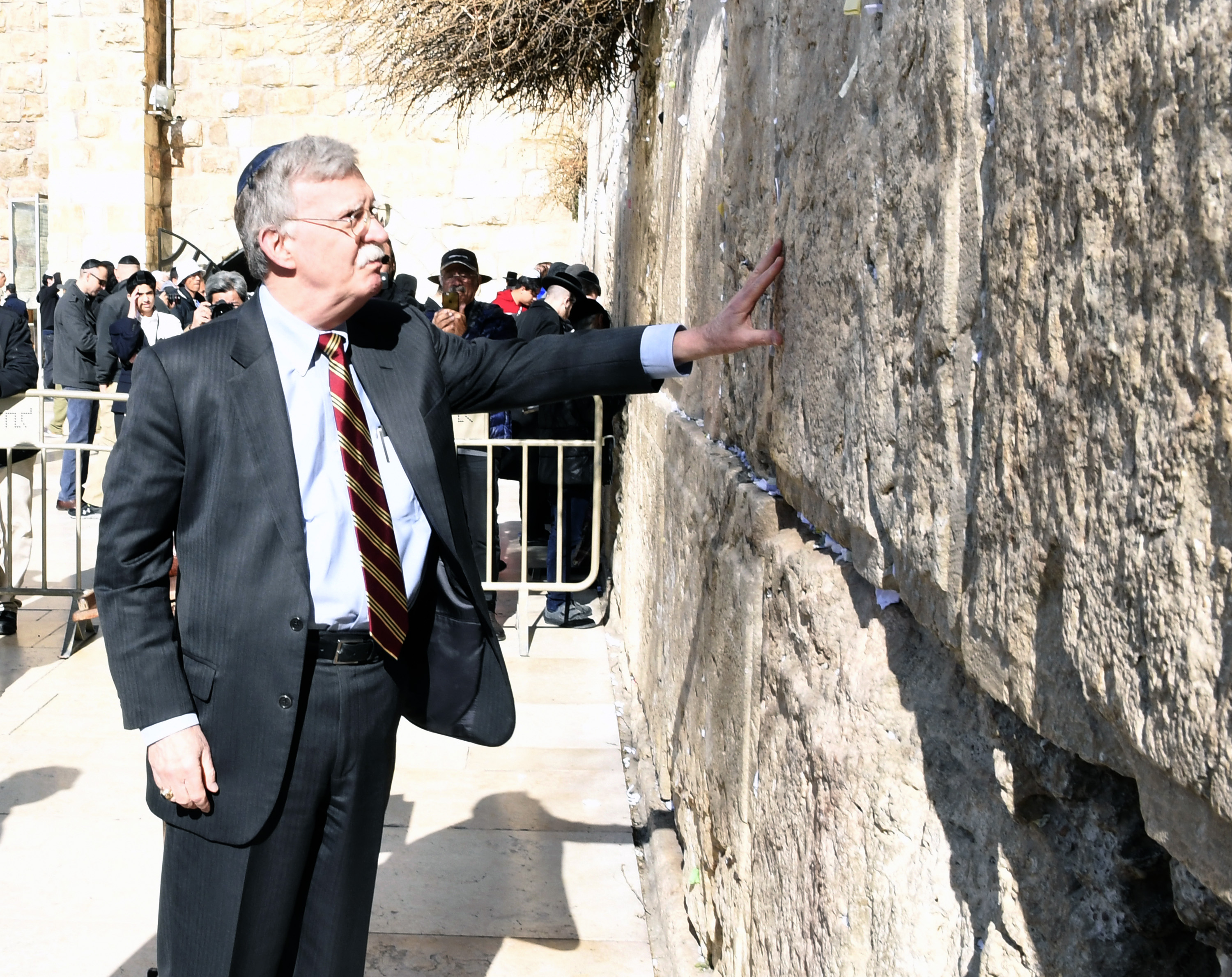 צפו: היועץ האמריקני לביטחון מבקר בכותל
