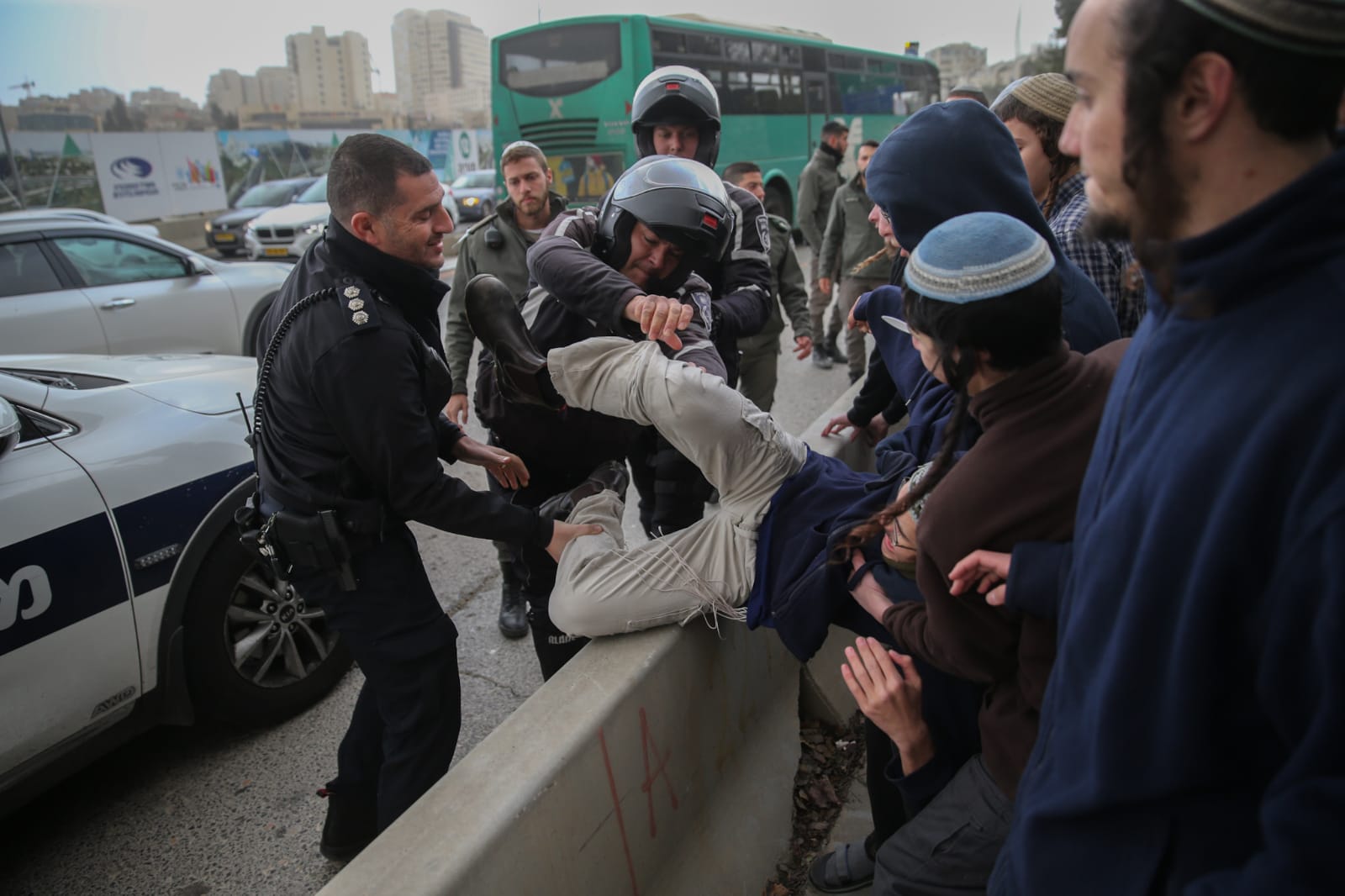 מעצר הנערים: חסימות כבישים בכניסה לירושלים