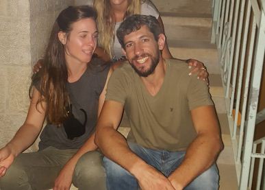 שמחה מהולה בכאב: יתומי הפיגועים התארסו