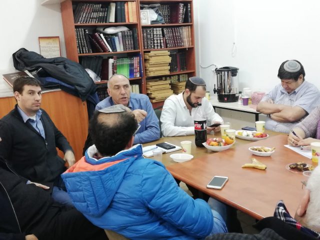 "פרישת בנט ושקד- סטירה מצלצלת וסכין בגב"