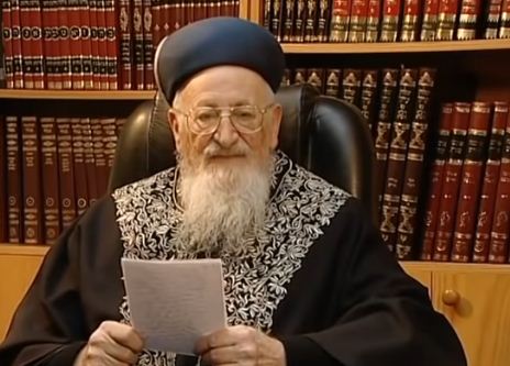 תיעוד מיוחד: הרב מרדכי אליהו סופד לבבא סאלי. צפו