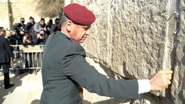 היום הראשון של הרמטכ"ל כוכבי: תפילה בכותל המערבי