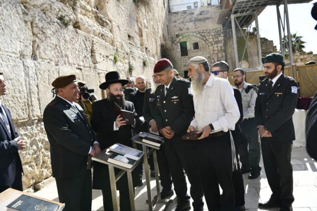 היום הראשון של הרמטכ"ל כוכבי: תפילה בכותל המערבי
