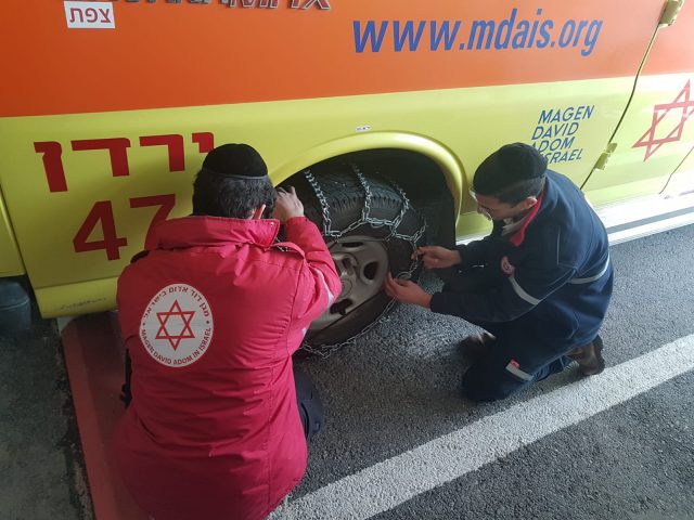 צוותי מד"א הבוקר, בהתקנת שרשראות על גלגלי הניידות לטיפול נמרץ של מד"א.(צילום דוברות מד"א)