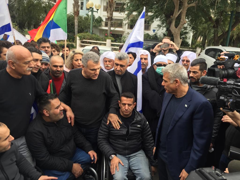 אחרי גנץ: מחאה נגד חוק הלאום מול ביתו של לפיד