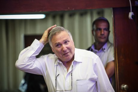 "מאכער העולם": הפרופיל של האיש הכי קרוב לנתניהו. צפו