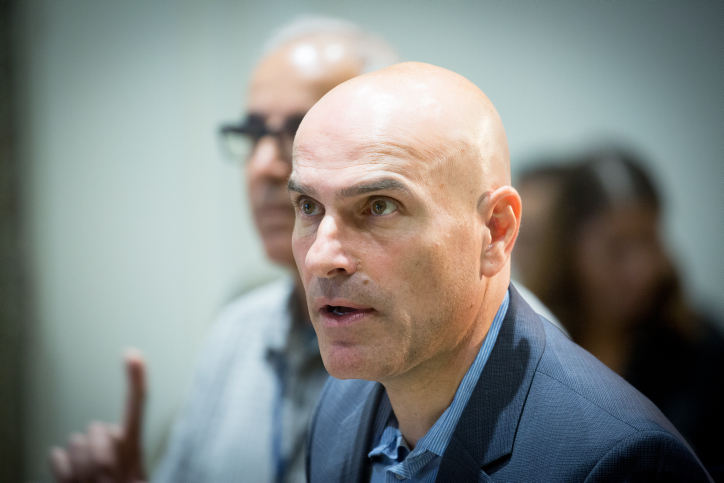 חסינות לכתבת גלי צה"ל בתמורה לנייד של אפי נווה