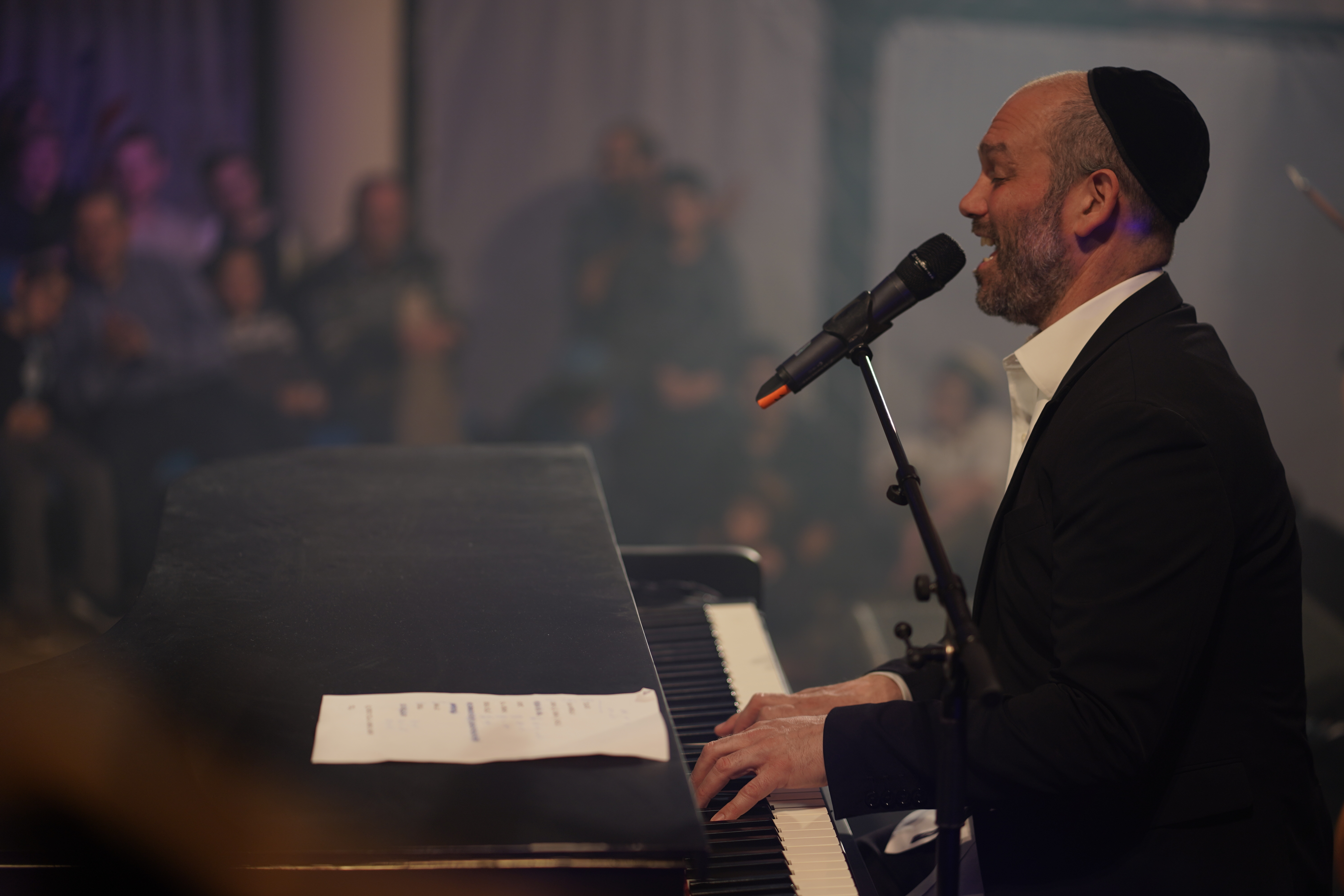 צפו: יונתן רזאל בביצוע מפתיע ללהיט של ט"ו בשבט