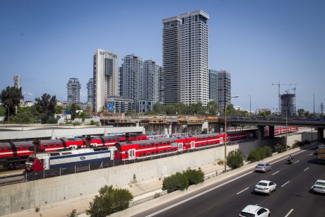 אישה פרצה למסילה ונהרגה מפגיעת רכבת