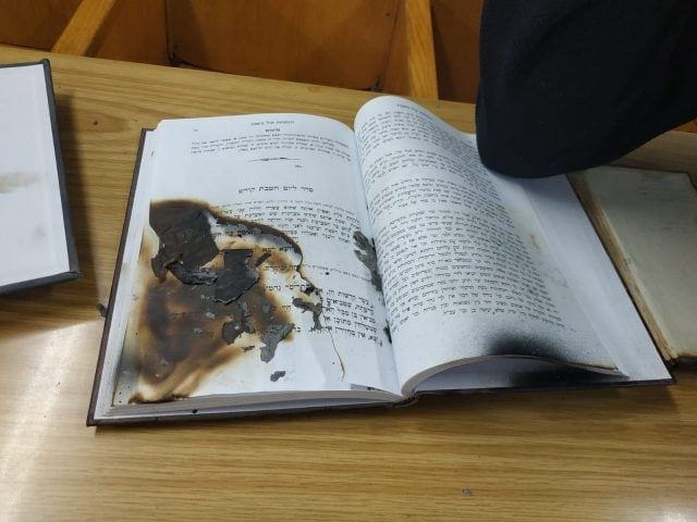 גרפיטי של כת השטן על קיר בית כנסת בנתניה