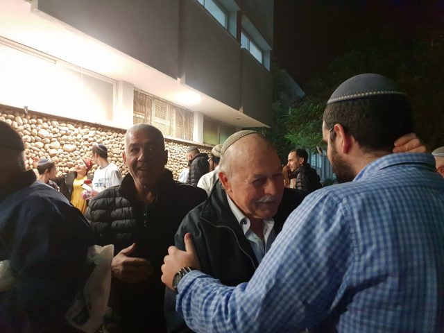 ח"כ ניסן סלומינסקי מחבק את אחד מחברי המרכז