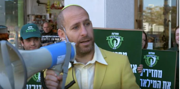 בזכות הבחירות: חנוך דאום חוזר למסך