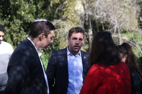 המומים וכואבים: תיעוד חילול בית הכנסת בירושלים