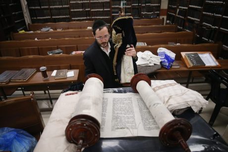 המומים וכואבים: תיעוד חילול בית הכנסת בירושלים
