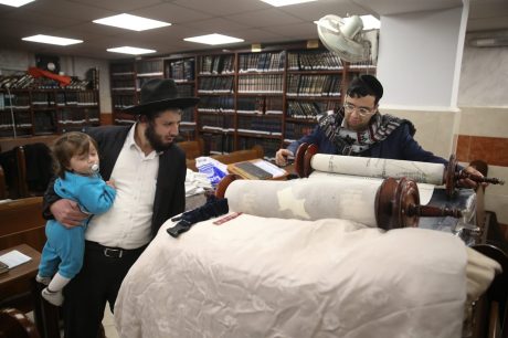 המומים וכואבים: תיעוד חילול בית הכנסת בירושלים