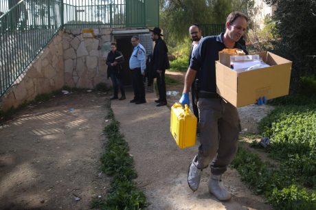 המומים וכואבים: תיעוד חילול בית הכנסת בירושלים