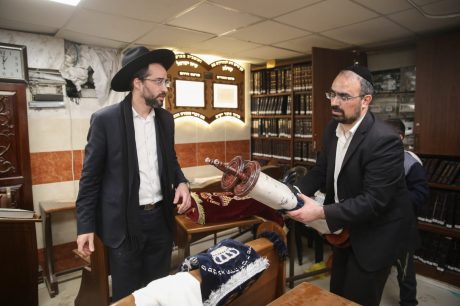 המומים וכואבים: תיעוד חילול בית הכנסת בירושלים