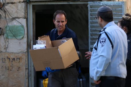 המומים וכואבים: תיעוד חילול בית הכנסת בירושלים