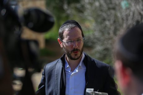 המומים וכואבים: תיעוד חילול בית הכנסת בירושלים