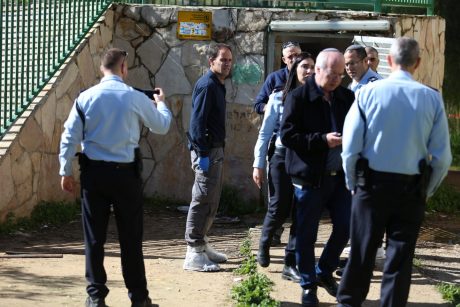 המומים וכואבים: תיעוד חילול בית הכנסת בירושלים