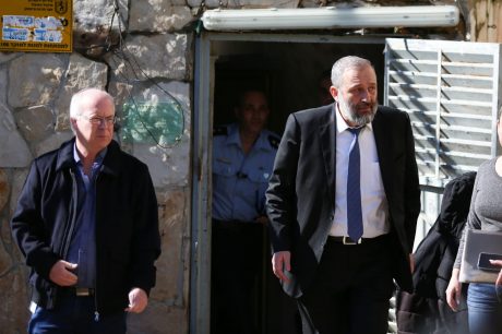 המומים וכואבים: תיעוד חילול בית הכנסת בירושלים