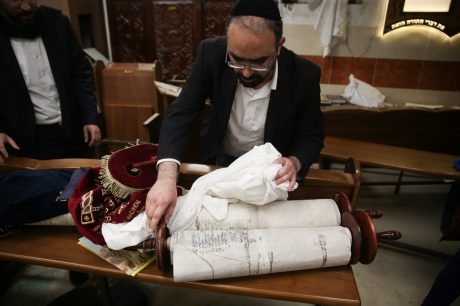 המומים וכואבים: תיעוד חילול בית הכנסת בירושלים
