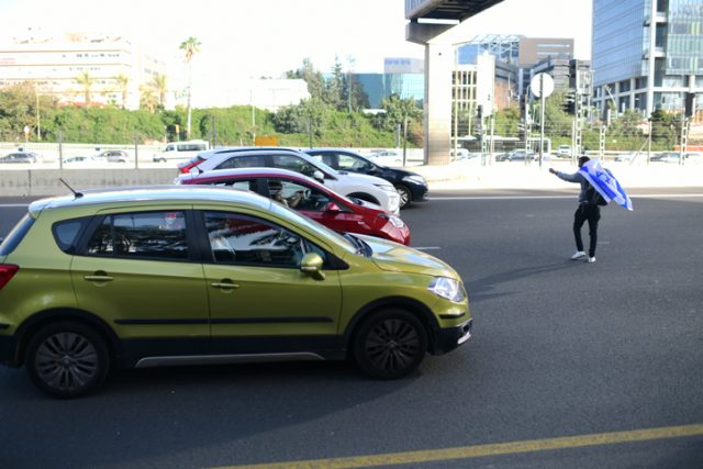 מחאת יוצאי אתיופיה: אלפים חסמו את נתיבי איילון