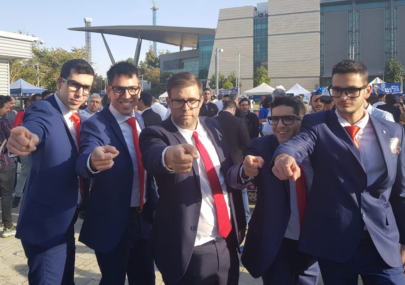 ח"כ אורן חזן עם שחקני חיזוק ברחבי הארץ. באדיבות המצלם