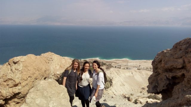 אורי אנסבכר ז"ל עם חברות (תמונות באדיבות המשפחה)