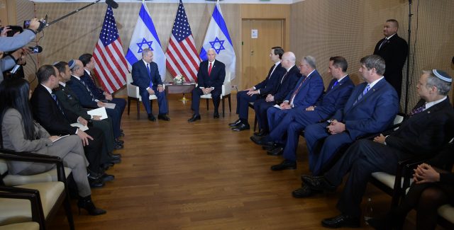 צפו: נתניהו וסגן נשיא ארה"ב באנדרטה לגטו ורשה
