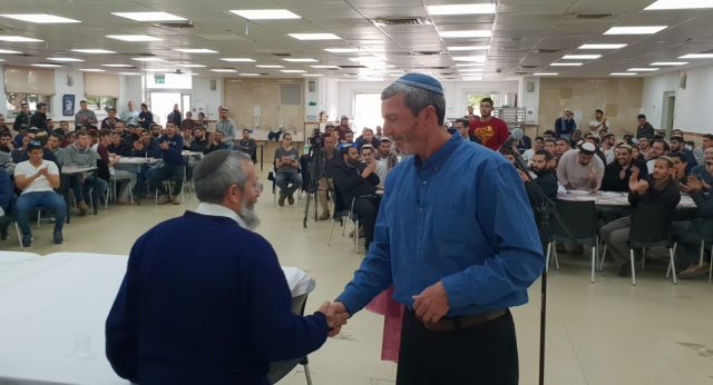 איפה בחר הרב פרץ לערוך את סיור השטח הראשון?
