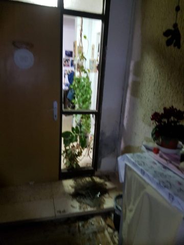 הרסיסים בכניסה לבית. זירת ההתפוצצות