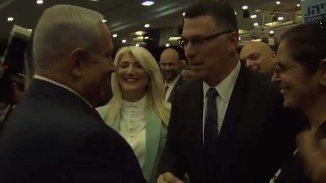 נתניהו סער לחיצת יד