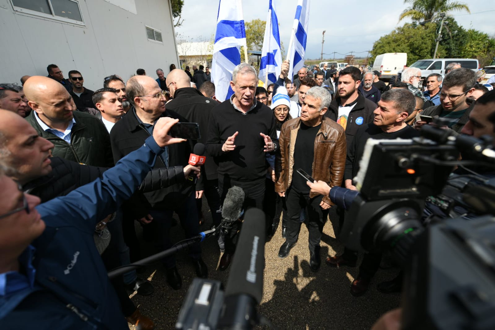 גנץ: "הליכוד צולל בסקרים וממציא עלינו סיפורים"