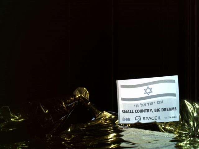 בתמונה רואים לראשונה את הלוח המתקן על גבי החללית עםדגל ישראלעם ישראל חיSmall country Big dreams. (באדיבות SpaceIL)