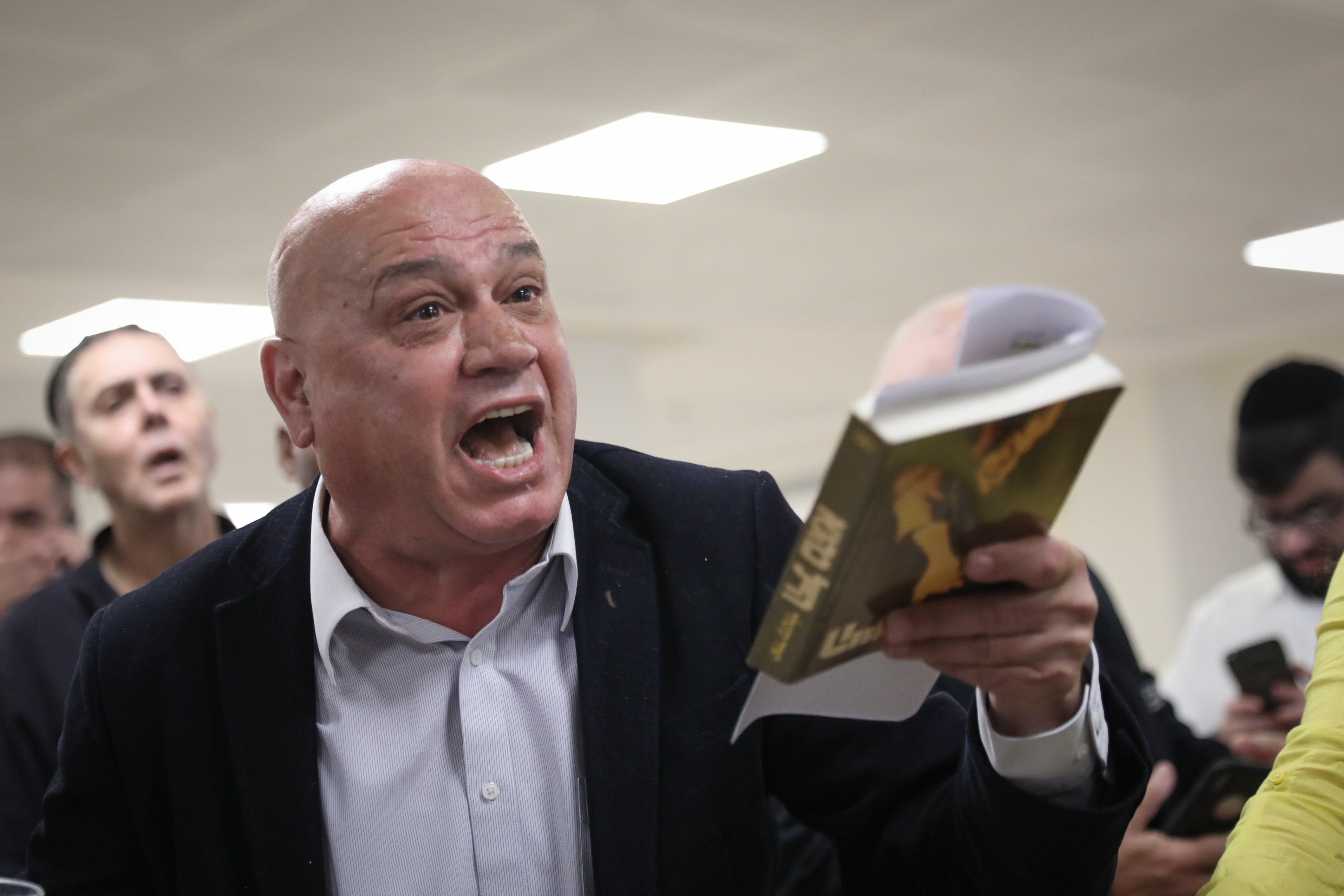 צפו: עיסאוי פריג' מאבד עשתונות מחוץ לוועדה