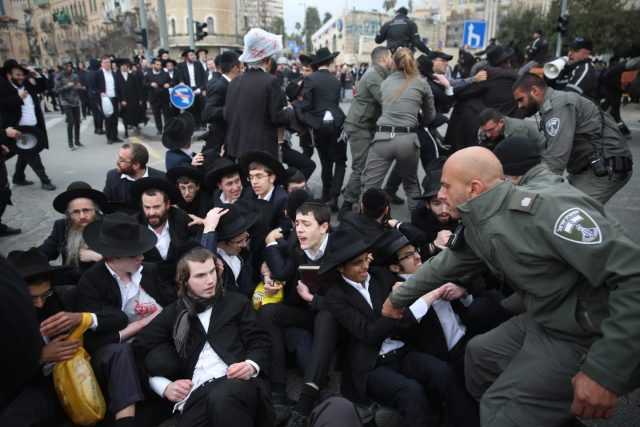 עימותים, חסימות וקללות: 30 נעצרו במחאת החרדים