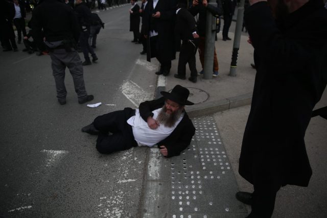 עימותים, חסימות וקללות: 30 נעצרו במחאת החרדים