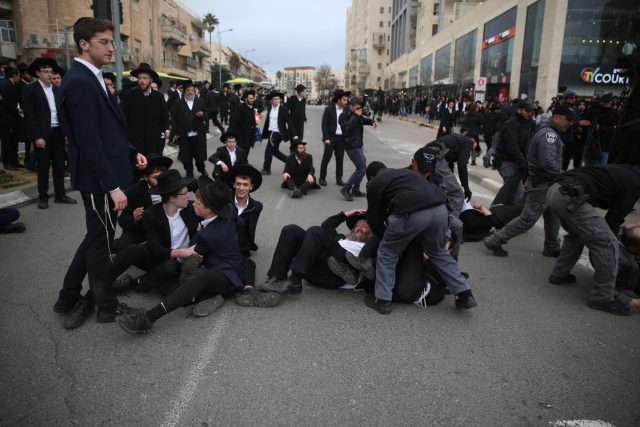 עימותים, חסימות וקללות: 30 נעצרו במחאת החרדים