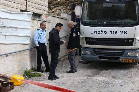 ירושלים: פועל נמחץ למוות בין משאית לקיר בטון